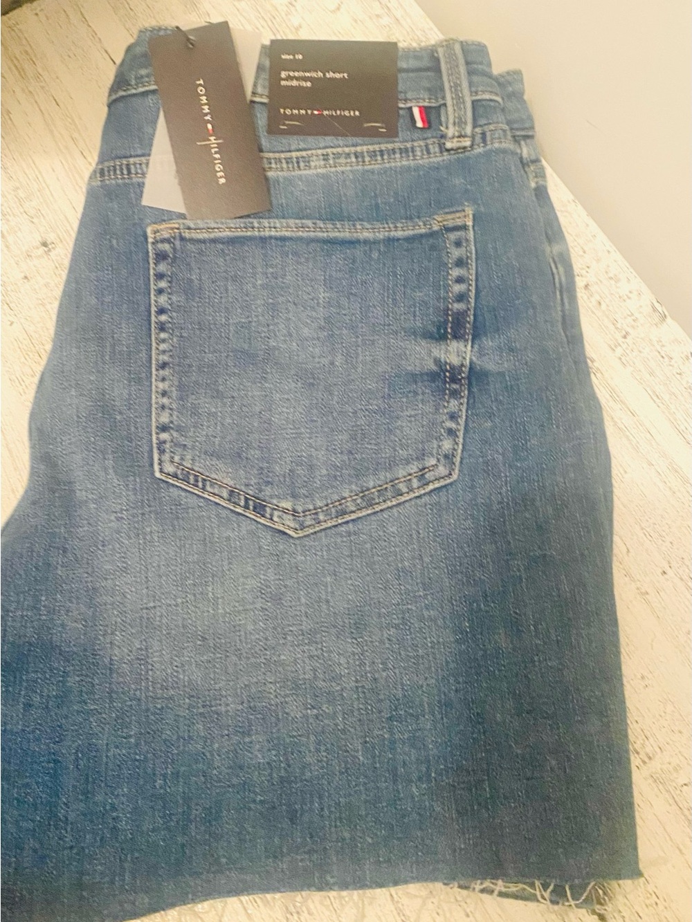 Tommy Hillfiger Greenwich Raw Hem Stretch Denim Mid Rise Shorts 10 NWT - Picture 3 of 5